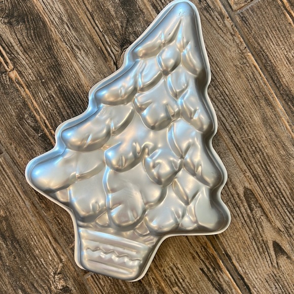WILTON 1972 Aluminum Christmas Tree Bakeware Mold - Picture 2 of 3